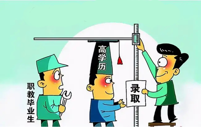 研究生成入职门槛，行业内卷逐渐深化